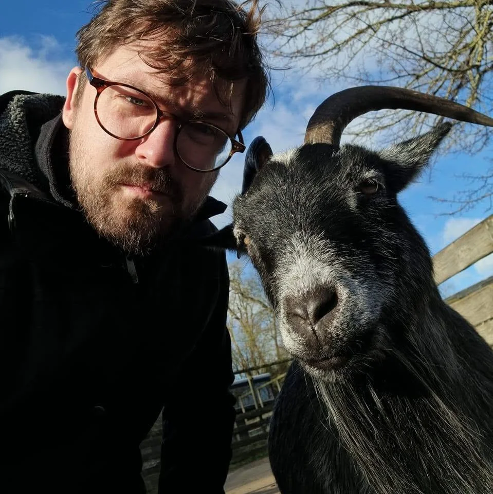 Mark på zootur med en ged